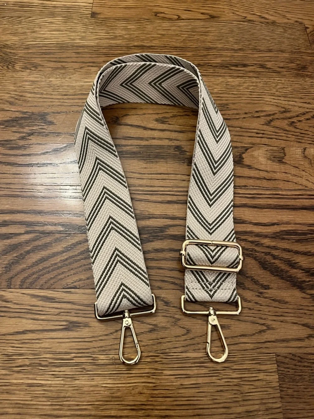 APATCHY LONDON CREAM AND GREEN STRAP PURSE GEOMETRIC PRINT GOLD TONE